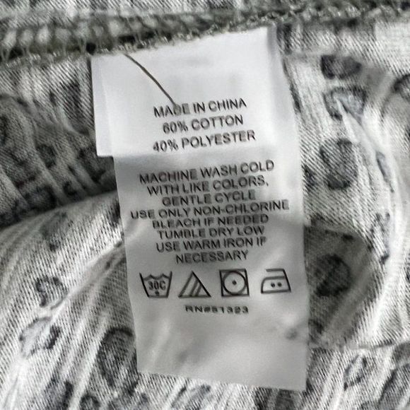 NWT VINCE CAMUTO Grey Green Crew Neck Animal Print Scoop Neck Tee (L) - Picture 7 of 8